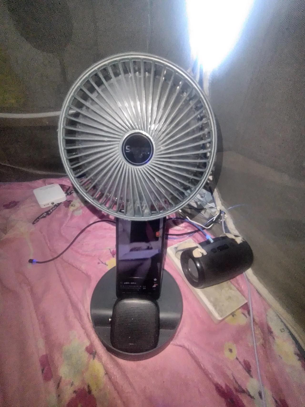 这个USB小风扇还是不错，还可以当手机支架，这前面还可以放得下一个小蓝牙音箱，没
