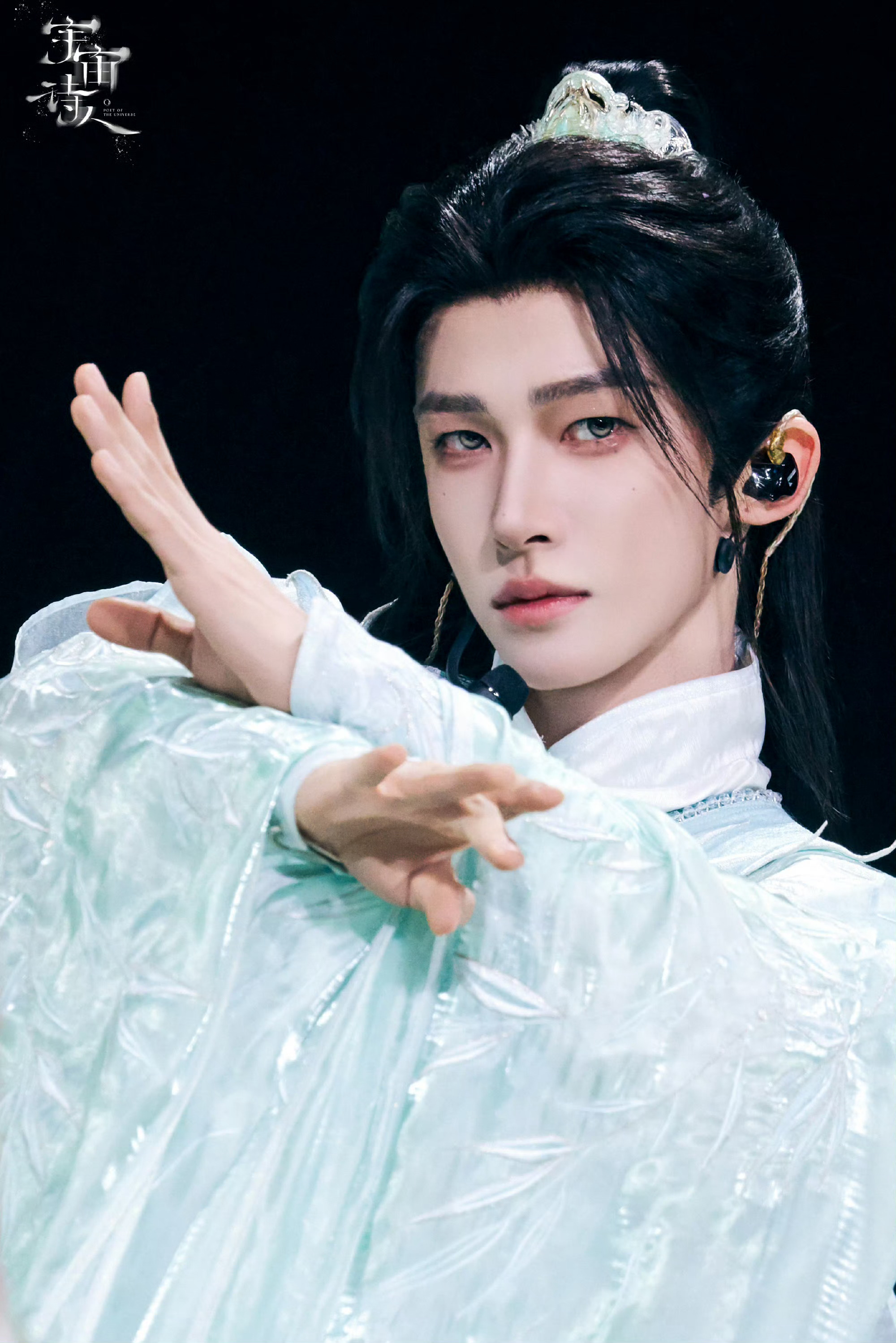 刘宇2026宇宙诗人巡演 北京站又一套造型大片，冰蓝色长袍以流光质感勾勒层次，宽