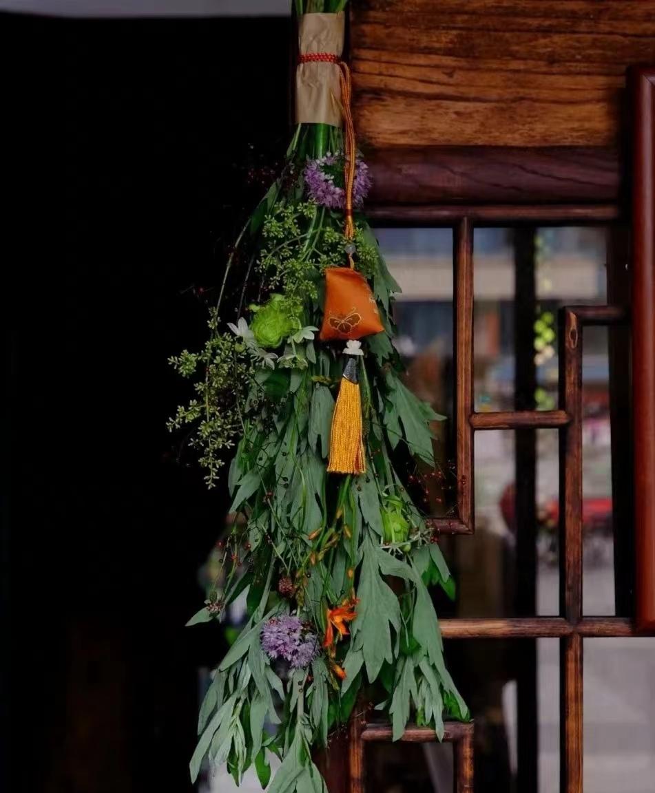 今天早上一出门，我就看到楼上的邻居把艾草菖蒲拿去扔掉了。这端午节才刚刚过完，门上
