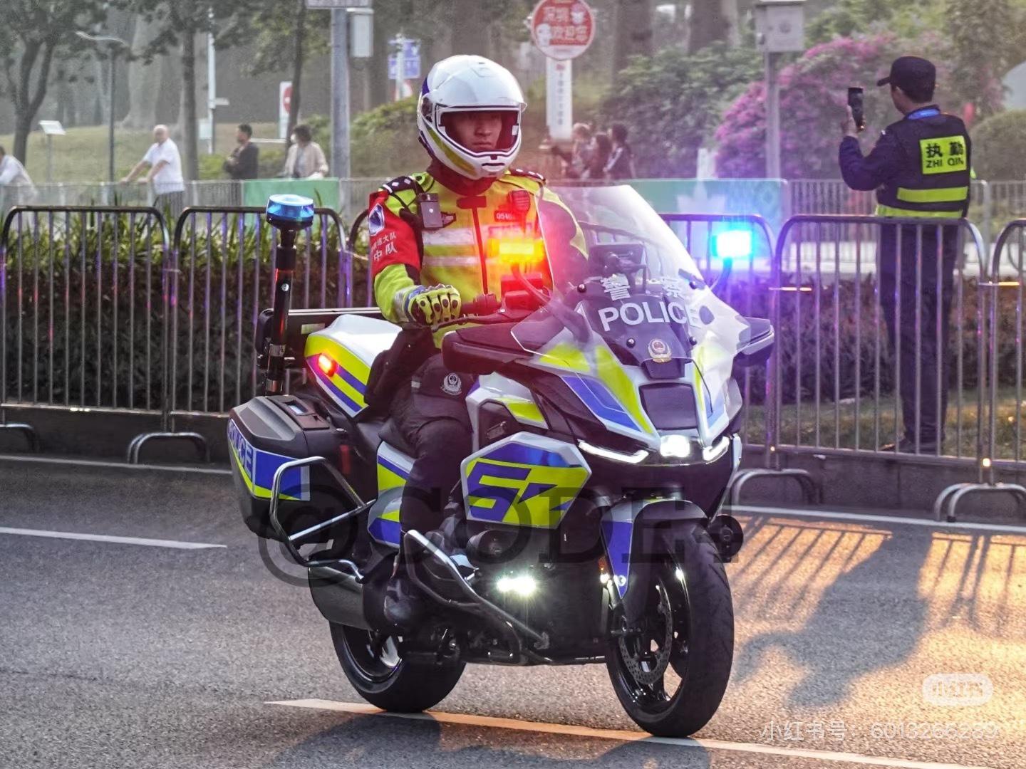 深圳全新宝马R-1300rt警用摩托亮相上海的1250刚刚到货就已经落后一代了。