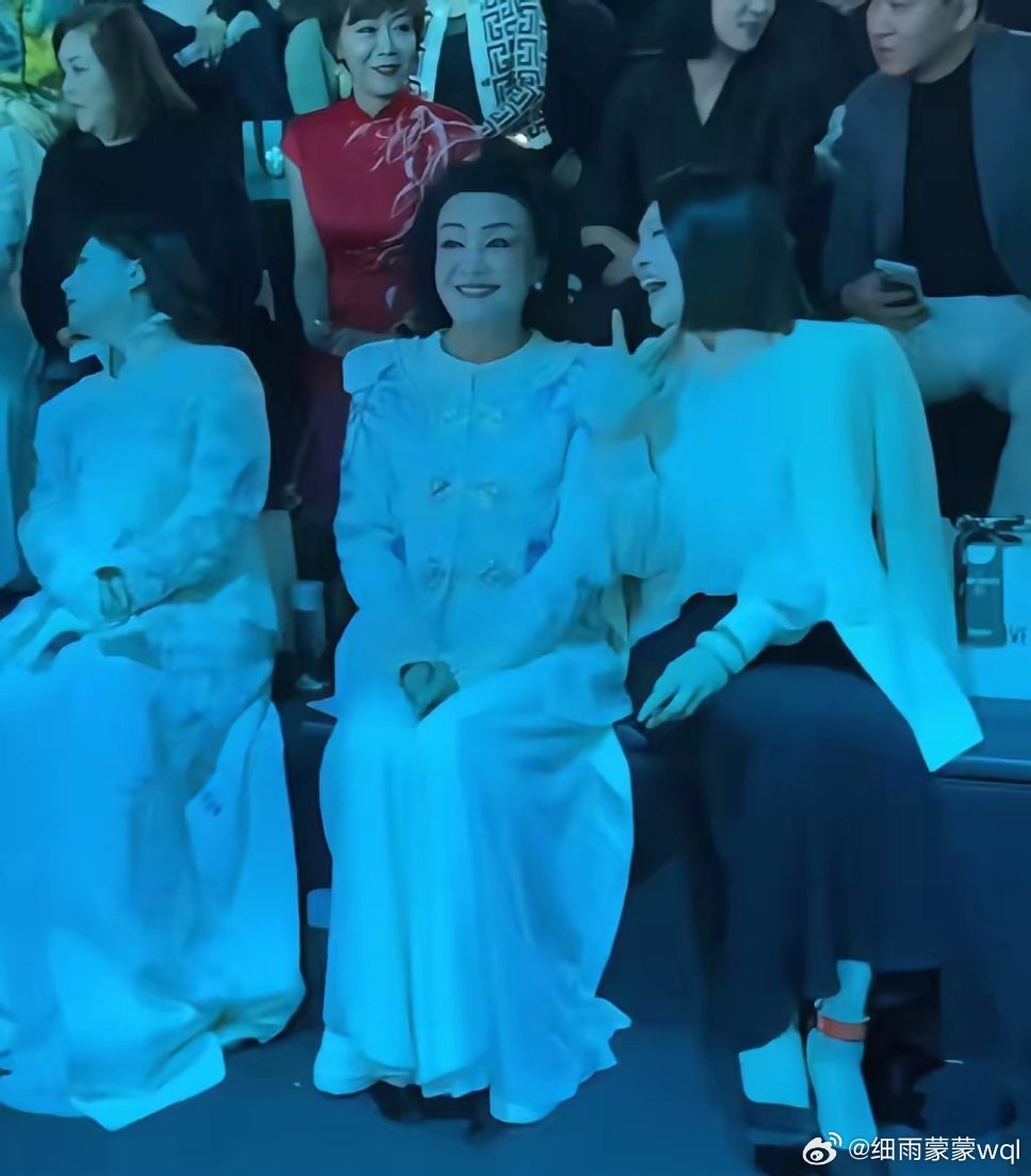 兰姐参加时装周走秀，选的这套衣服可真漂亮啊！朝气十足，看上去非常精神！兰姐现在是