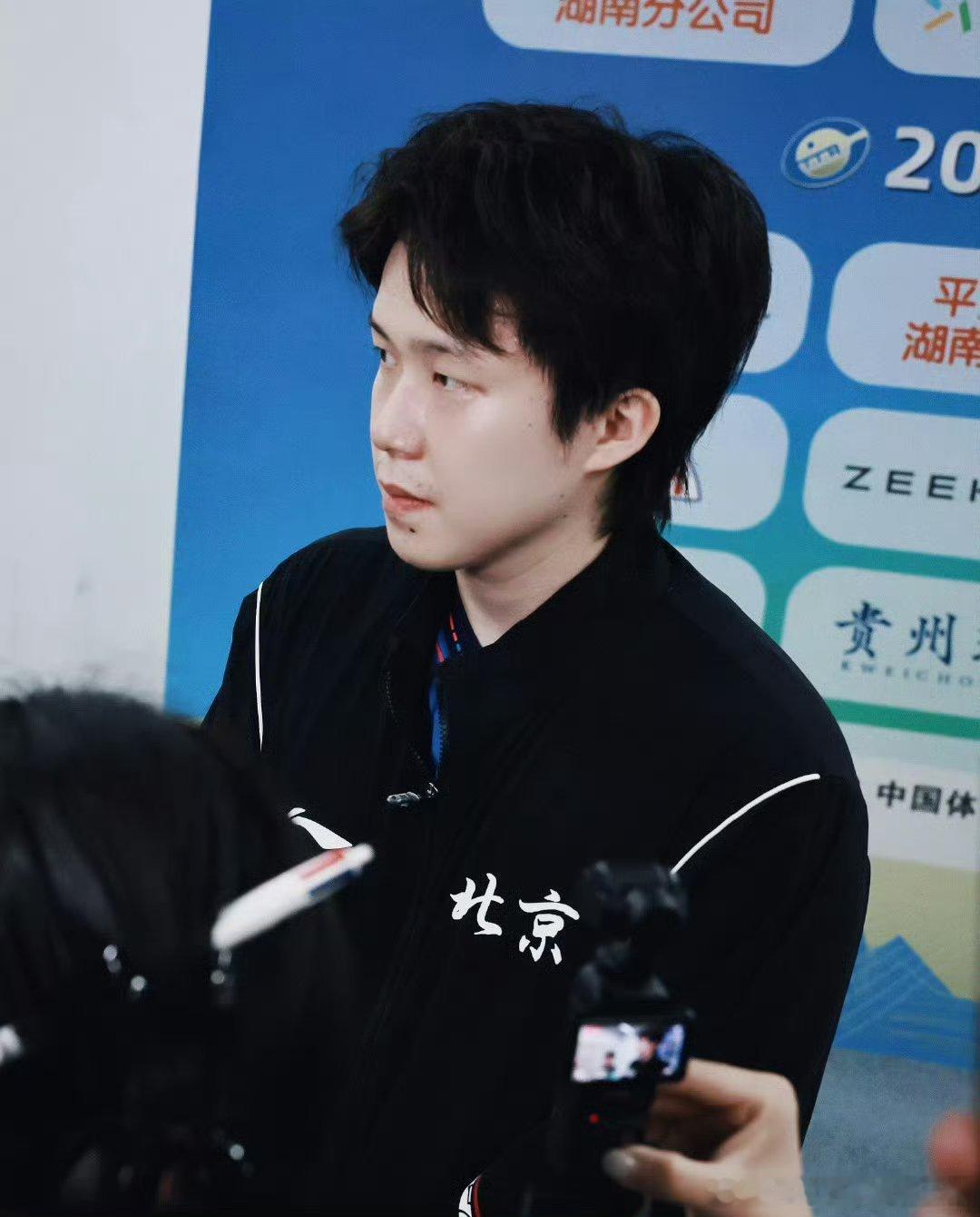 王楚钦 🦁王楚钦开心自由 把赛场的喧嚣都留在身后，你只管像自由的风，往任何你想