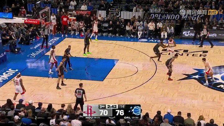 火箭超级后卫谢波德真是让人惊呆了！在今天进行的火箭和魔术的比赛中，当时比赛进行到