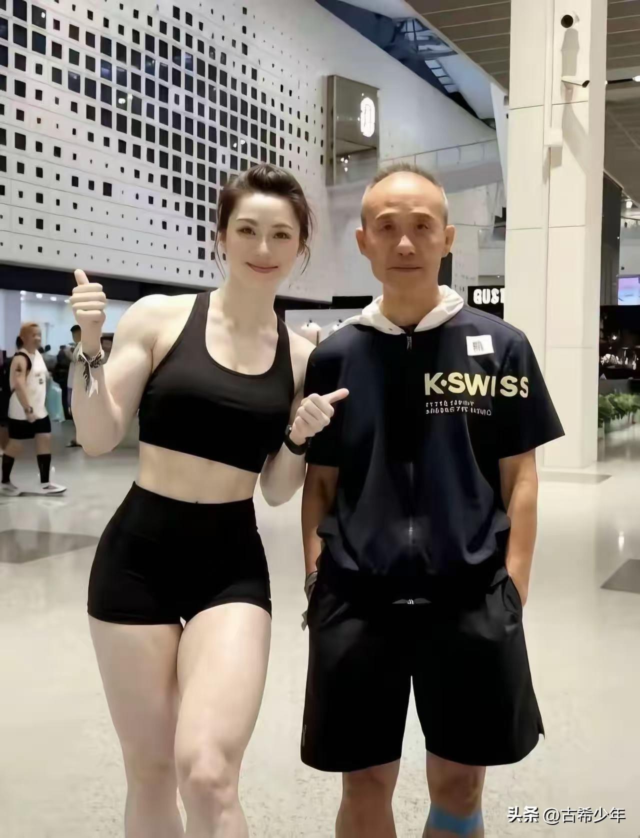 这样漂亮的女人，不要说是女朋友，哪怕“走个面儿”合一个影，老夫也会感到幸福得发飘