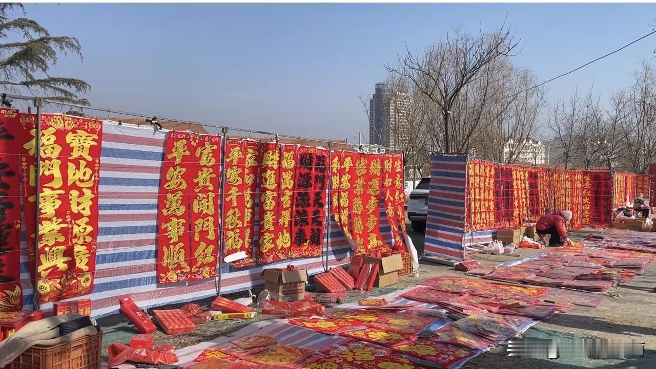 明天就过大年了。

昨天下了一整天的雾。
海那边白茫茫一片，楼下的路都看不太清。