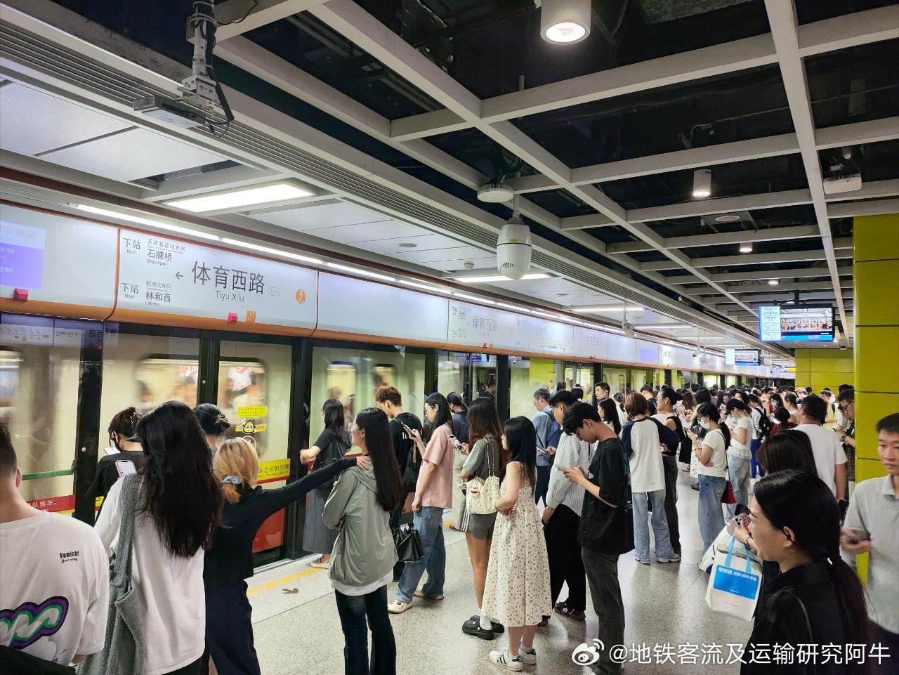 广州地铁网友：2026年6月3日（周三，广州多云，27-36℃，今日发布高温橙色