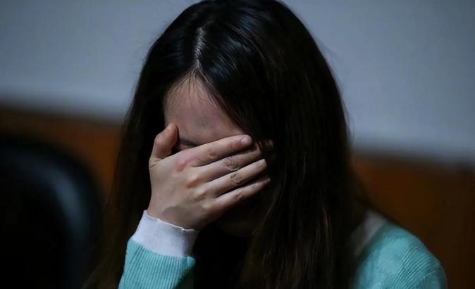 山东威海，19岁女孩在酒吧工作时，与21岁男子发生关系。2天后，女孩服用避孕药，