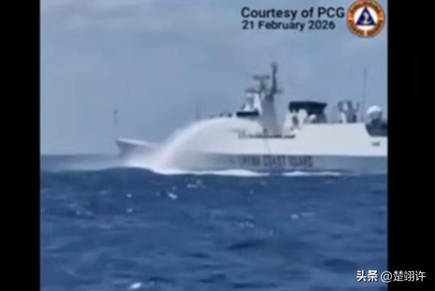 开炮真管用！中国海警船果断开炮，菲律宾50多艘舰船立即鸟兽散，夺命而逃！
 
新