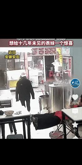 安徽安庆的一条老街上，一家看似平凡的牛肉面馆，最近上演了一场足以让所有中年人泪崩