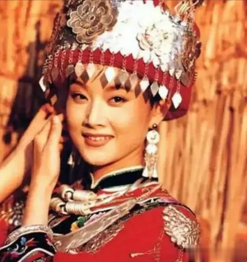 1996年，宋祖英亲手把18岁的小保姆送进了监狱，一判就是12年，而这个保姆还是