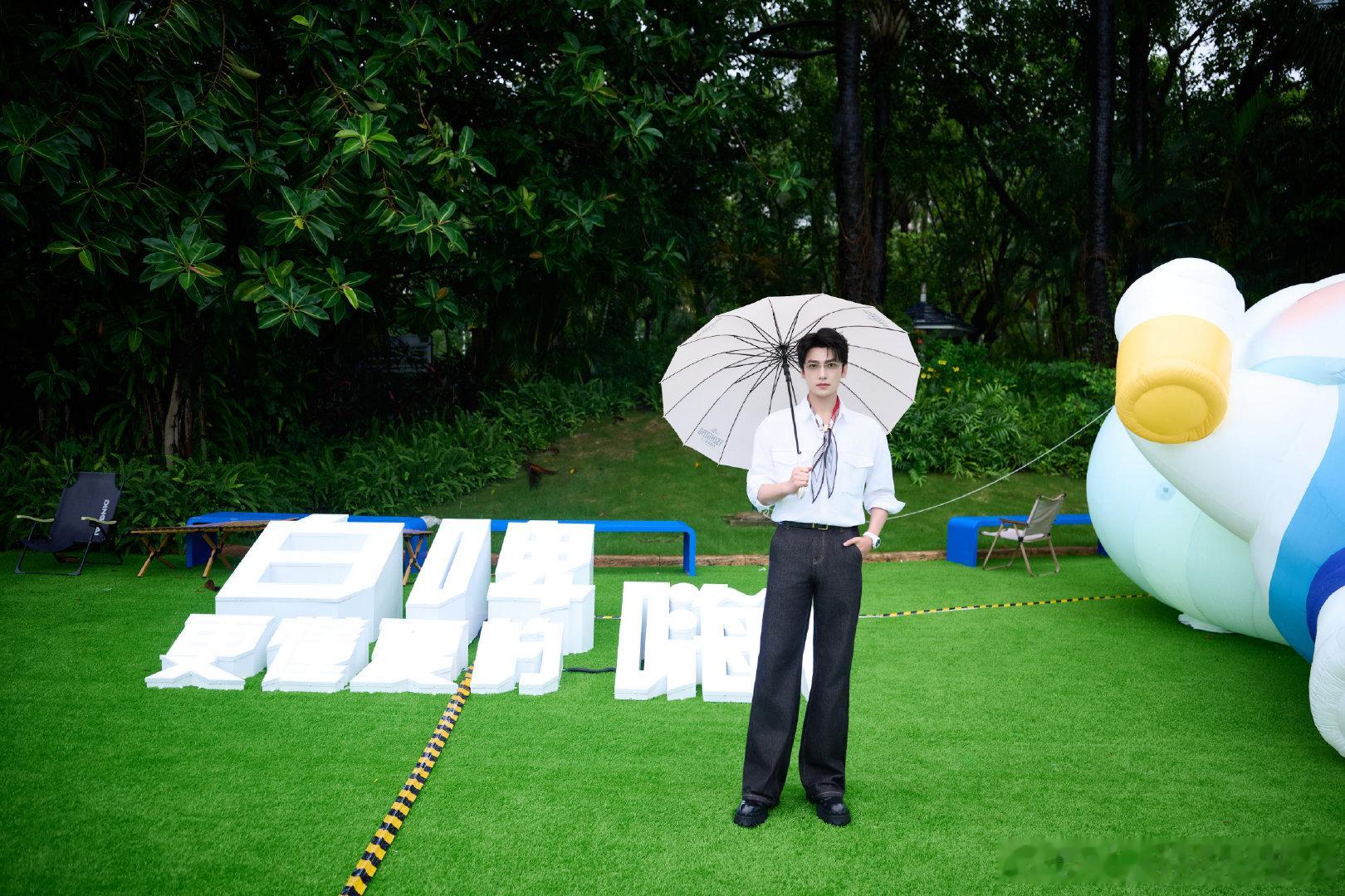 杨洋举杯青岛白啤邂逅夏日美好 晚风搭配温柔少年杨洋的浪漫谁能读懂，干净柔和的气质