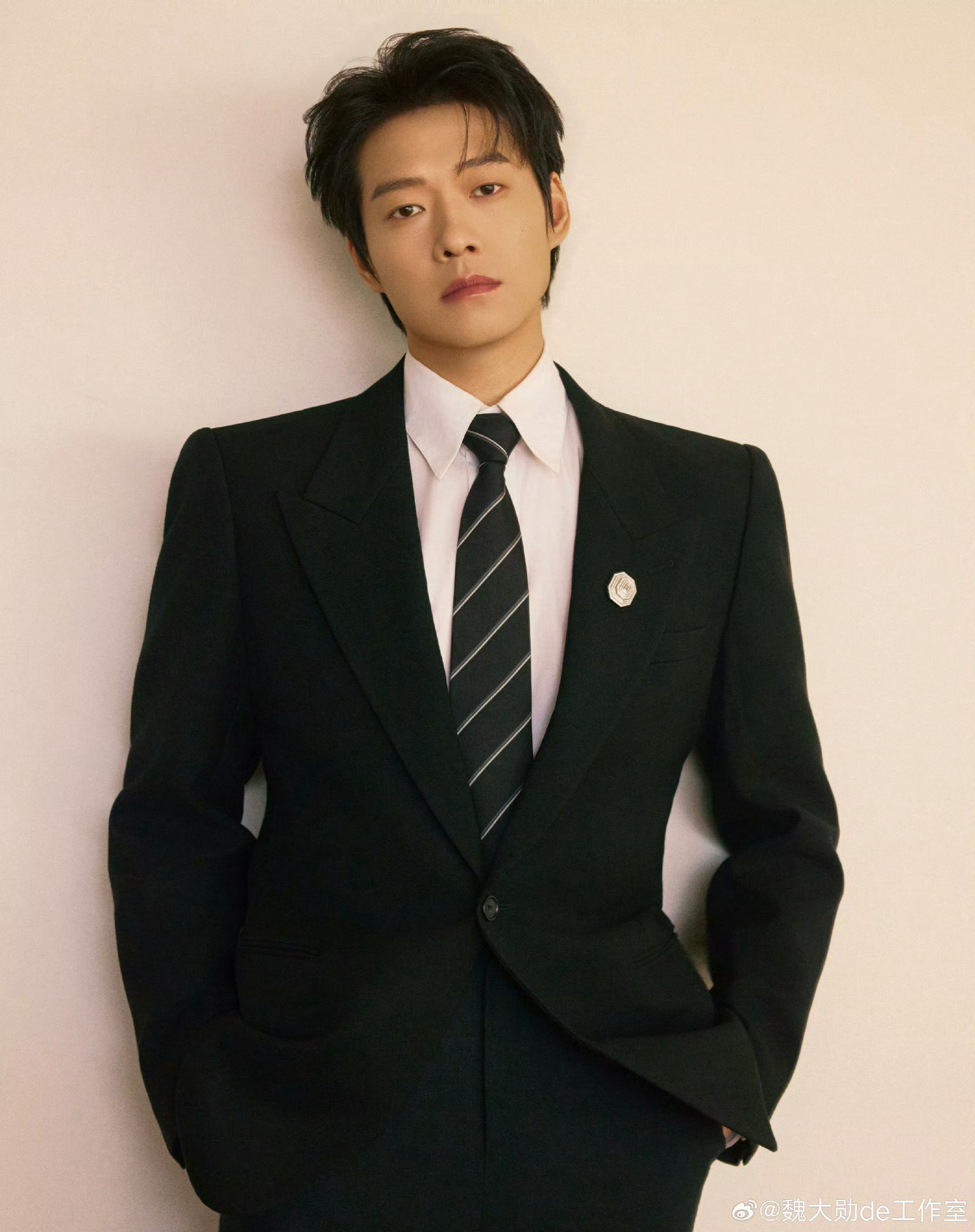 魏大勋 × 2025 微博之夜 Look 2️⃣ 造型大片魏大勋一腿跨了一米红毯