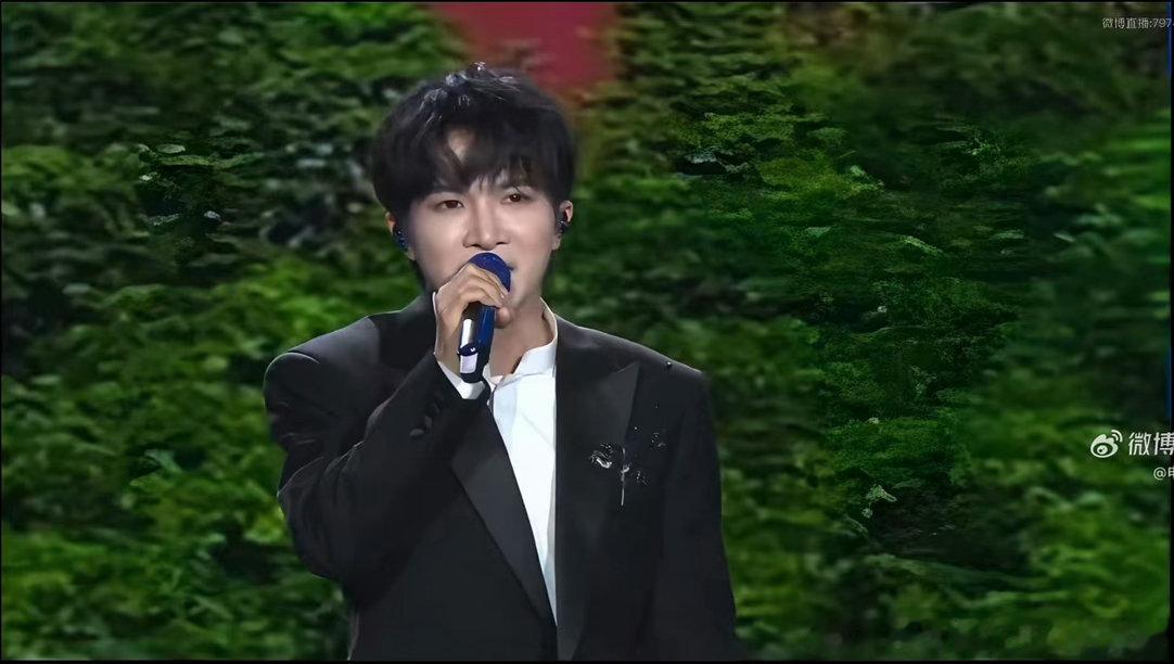 周深四渡主题曲渡首唱周深回乡贵阳完成《渡》现场首唱，澄澈声线勾勒山河壮阔，以歌声