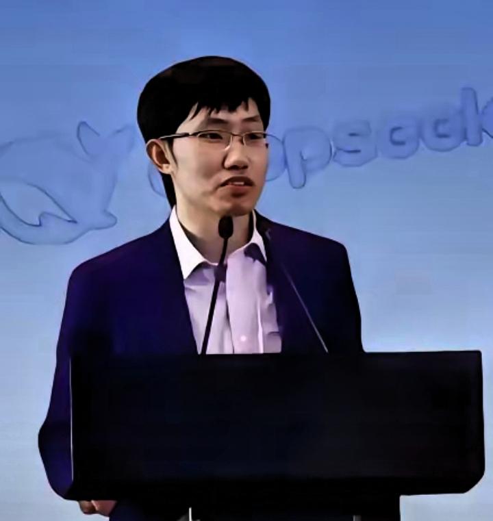 梁文锋又冲上热搜了！
这次既不是团队内讧也不是技术翻车，
反倒给AI圈扔了颗惊雷