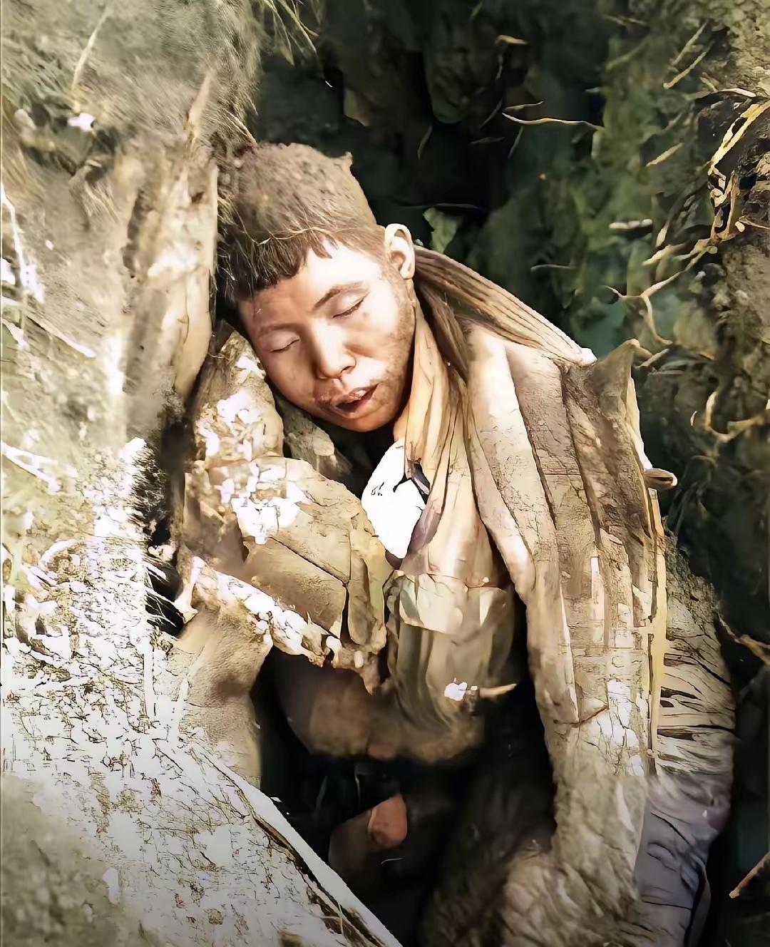 六七十年前朝鲜战场上，咱们志愿军有个战士被冻死在长津湖。美国记者拍了他最后一张照