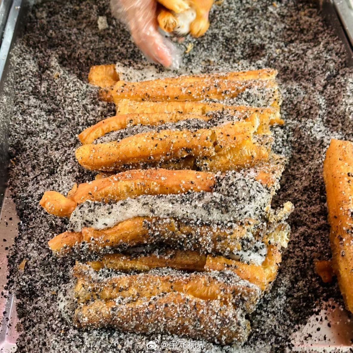 瓷都…图味美去了，小黄鱼吃了，黄鱼捞饭吃了，麻糍吃了，牛骨粉吃了，可爱的胖头鱼买