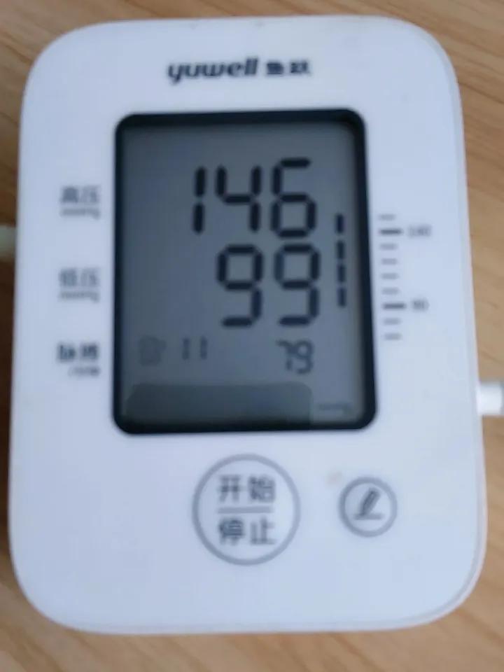 可是有一点搞不清楚，到了晚上九点以后血压开始升高，高压低压都在高位。
于是把早晨