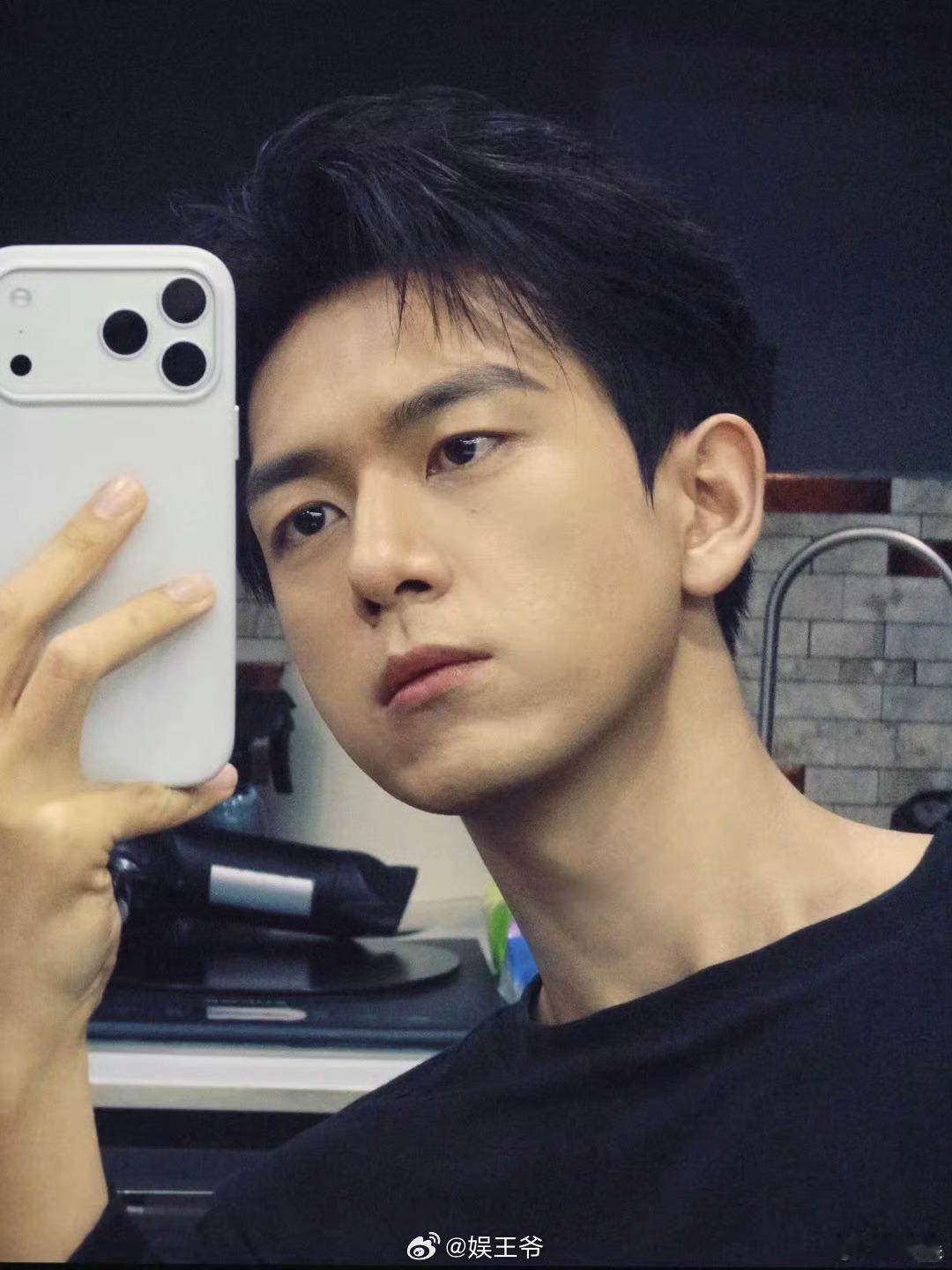 李现一次发了三张自拍李现品尝广东凉茶 李现看给阿嬷的情书哭得好狼狈 