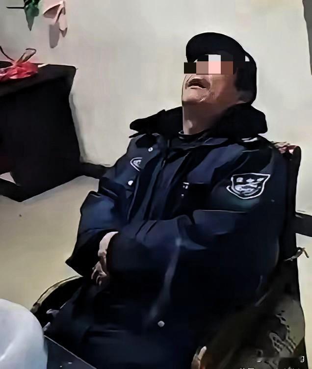 太过分了！60岁大爷每天干18小时、月薪仅2100，凌晨打盹16分钟就被开除，这