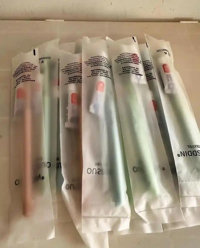 如果不是央视记者卧底暗访，这事还要瞒我们多久？堆积如山的废旧化工桶、破拖鞋，在作