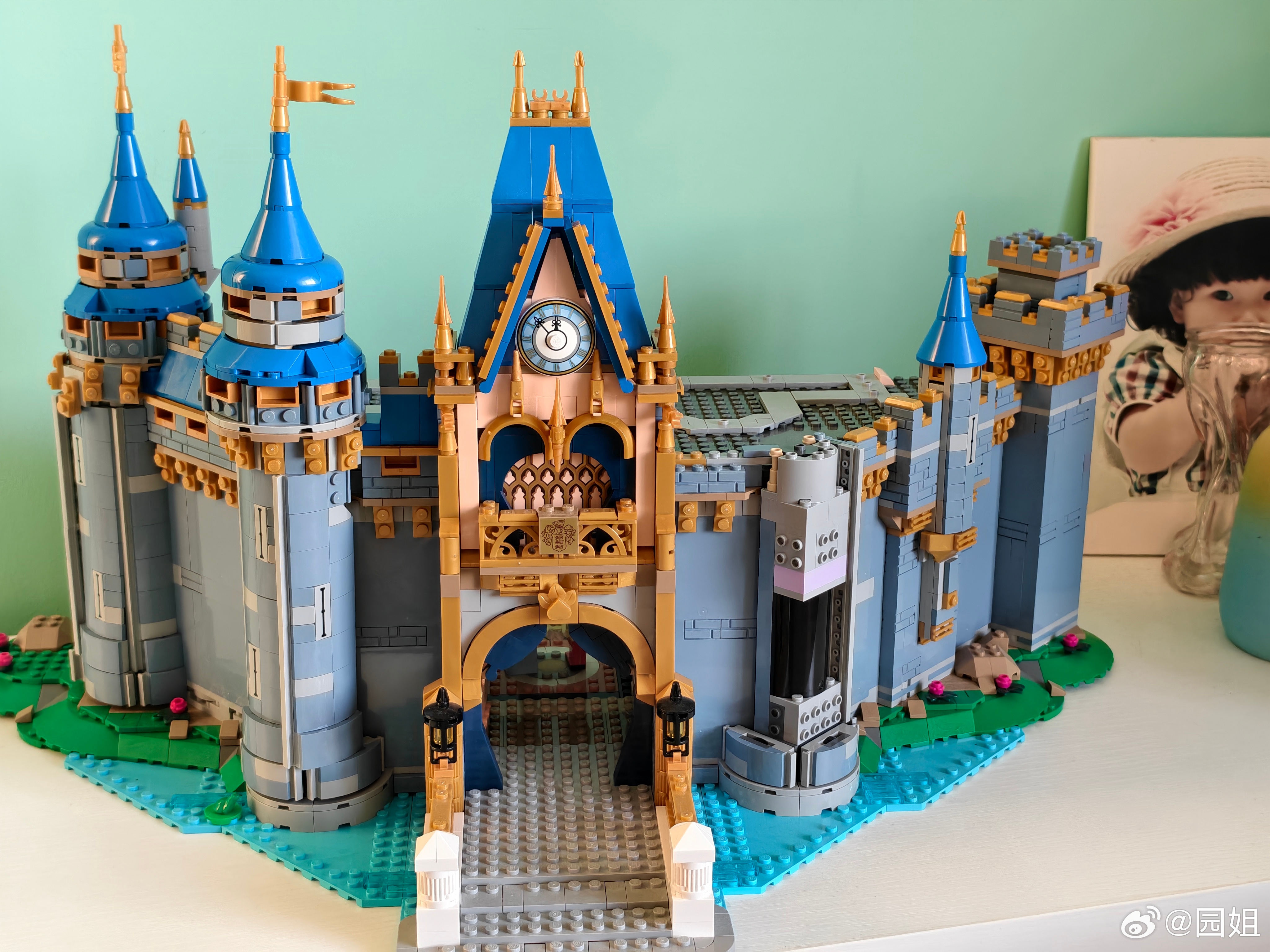 送我姑娘一套乐高，因为初中课程比较紧张，一直没拼完。结果现在我给收尾。艾玛真的好