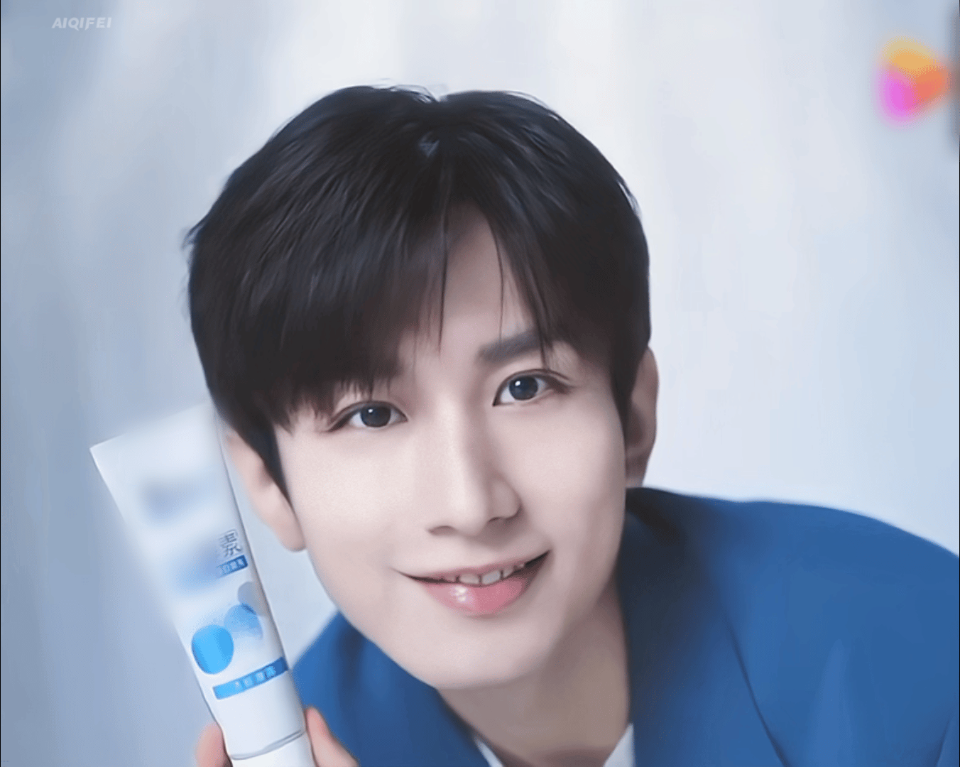 这到底是谁给成毅修的动图呀？这科技感也太强了 ​​​