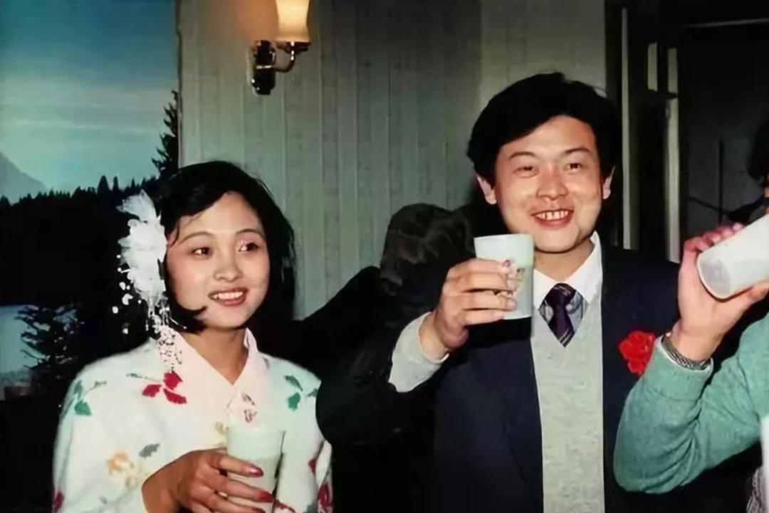 “你愿意和我排练《骆驼祥子》吗？”当年老实的傅彪对张秋芳一见钟情，并且鼓足勇气同