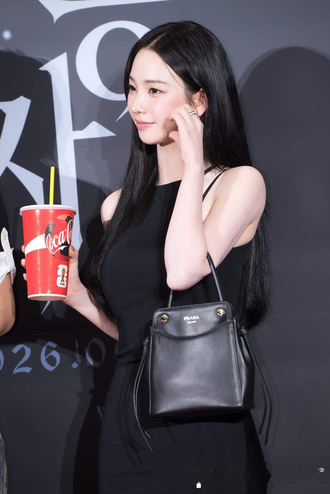 柳智敏Karina今日造型，是我喜欢的风格～酷飒时髦中带一丝成熟，挂脖吊带黑色针