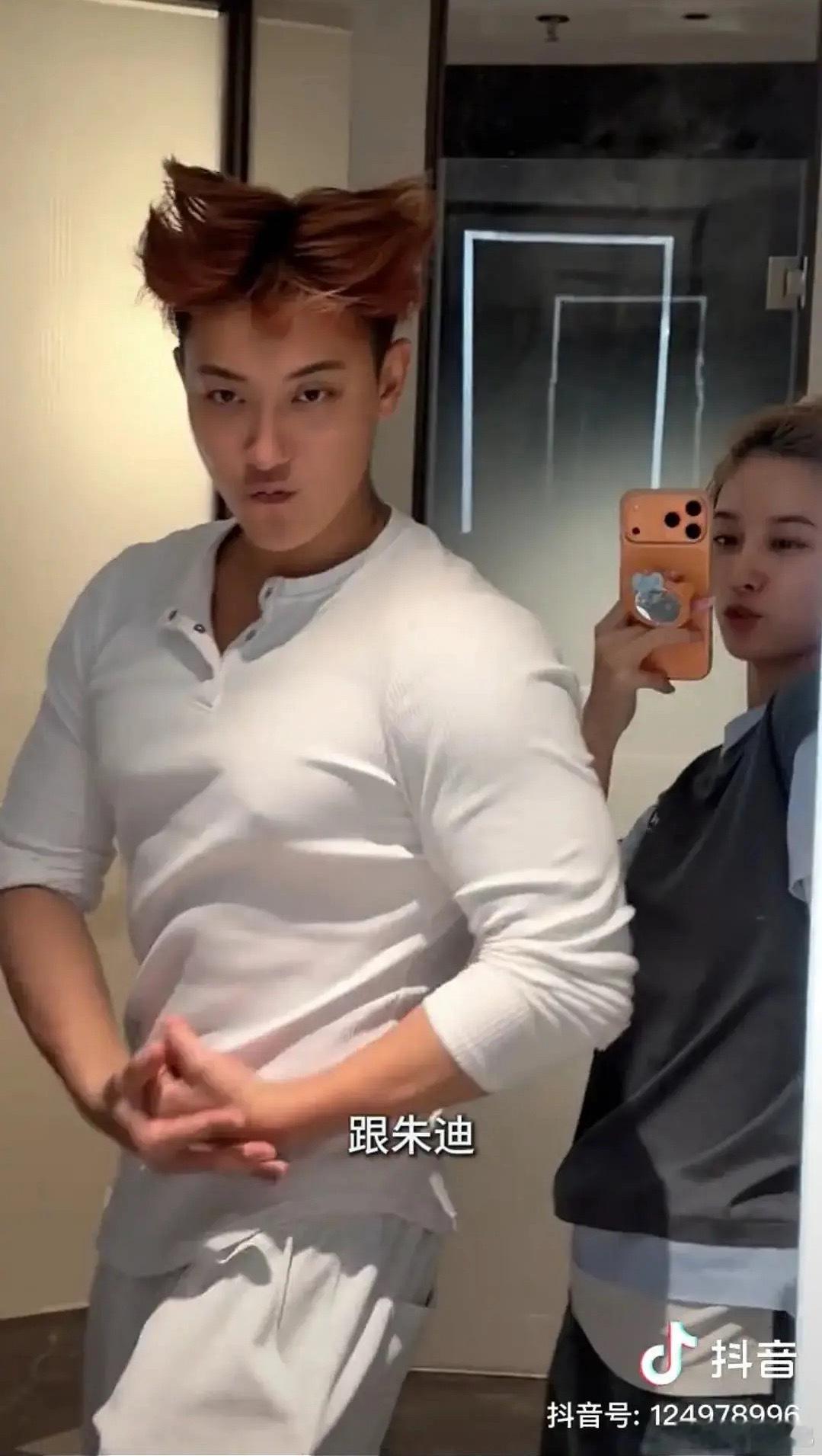 谁家黄毛狐尼克 