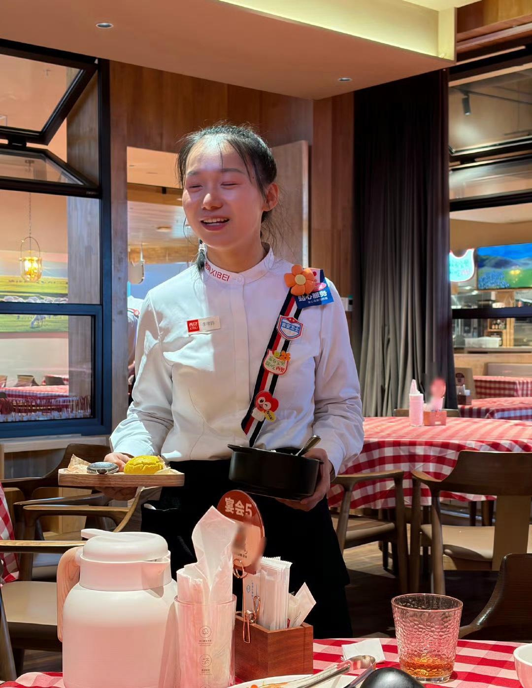 今天才知道西贝服务员7千工资+五险一金，话说这也太香了吧！
在餐饮行业里简直是股