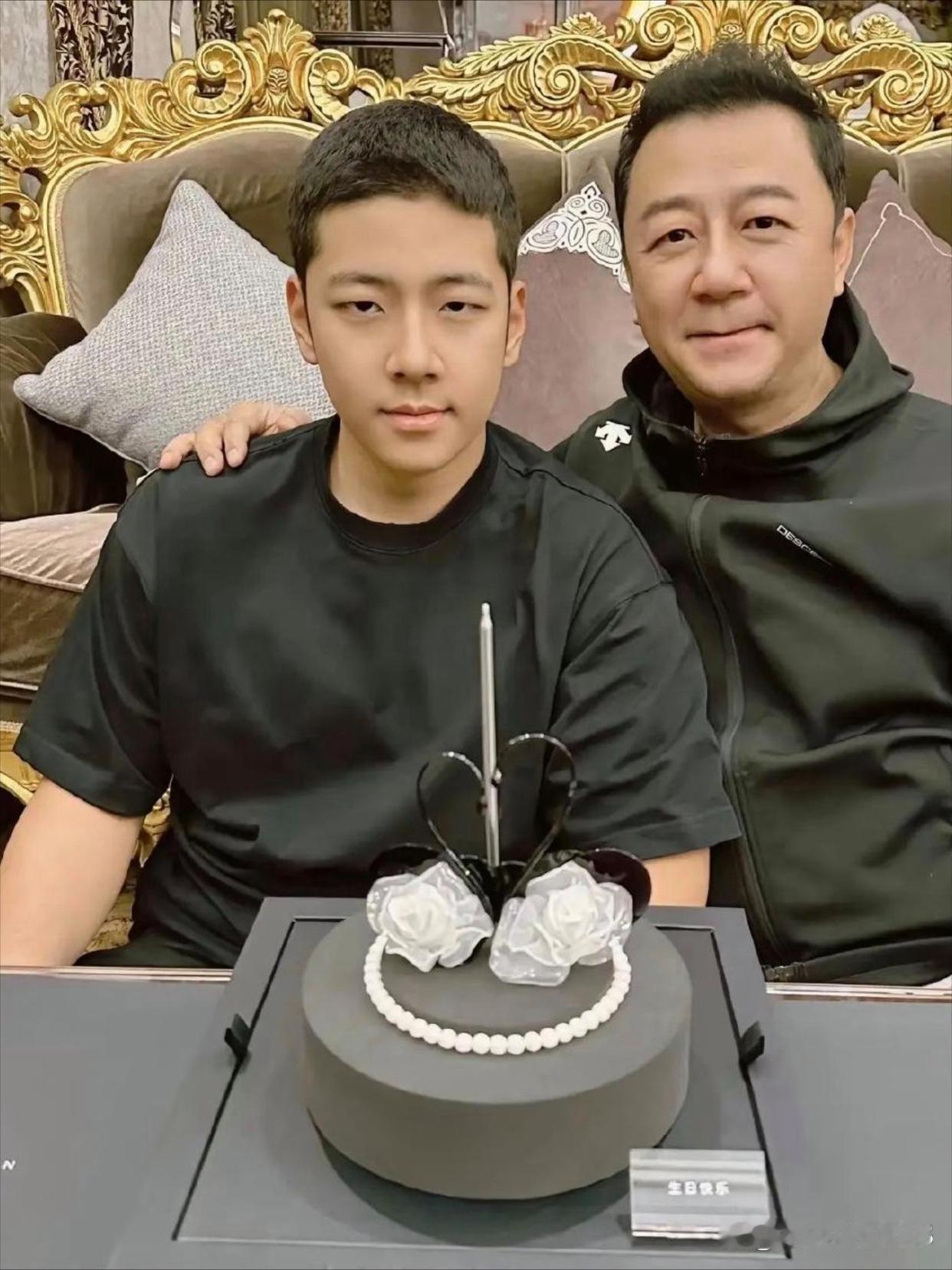 郭涛的儿子郭子睿今年17岁了，也太会长了吧？帅到认不出来，这是小时候吃鸡蛋也能噎