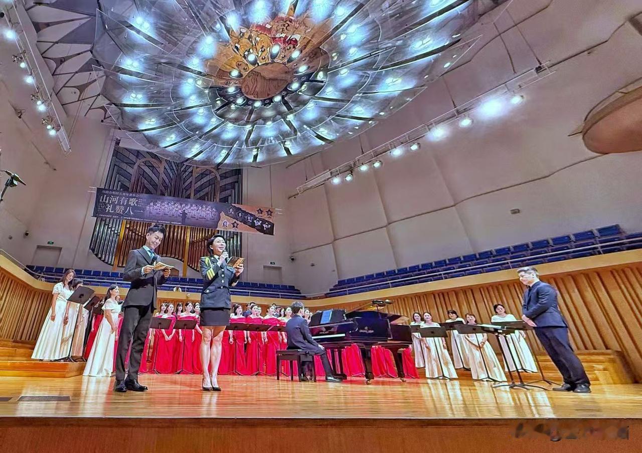 《山河有歌，礼赞八一》
8月1日，恰逢建军99周年，成都城市音乐厅上演《山河有歌