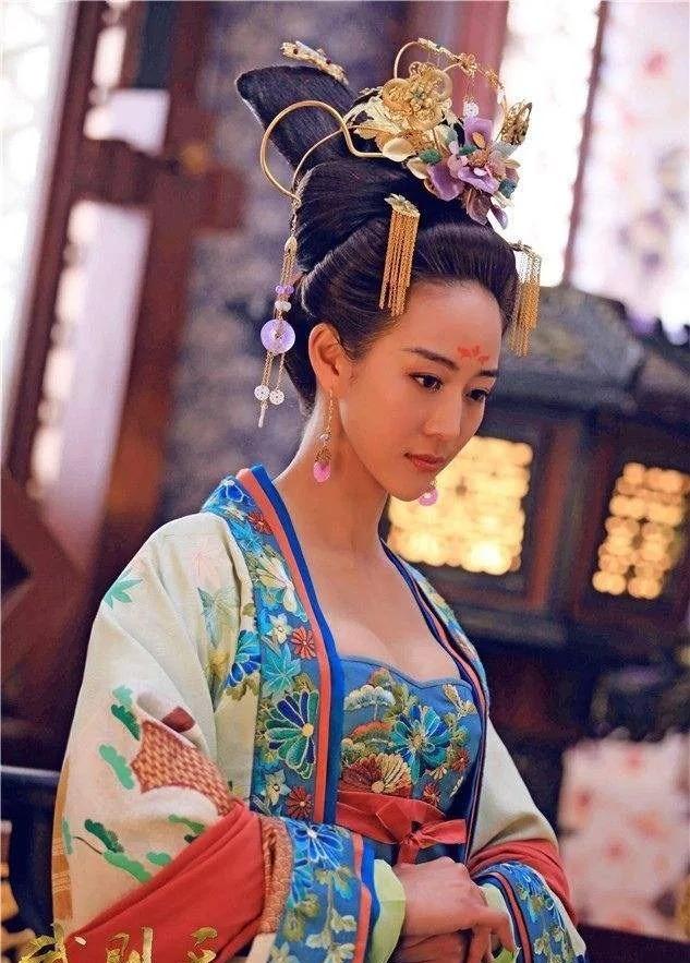 638年，40岁的李世民看上徐家11岁的女儿徐惠。于是召徐惠入宫，并封她为才人。