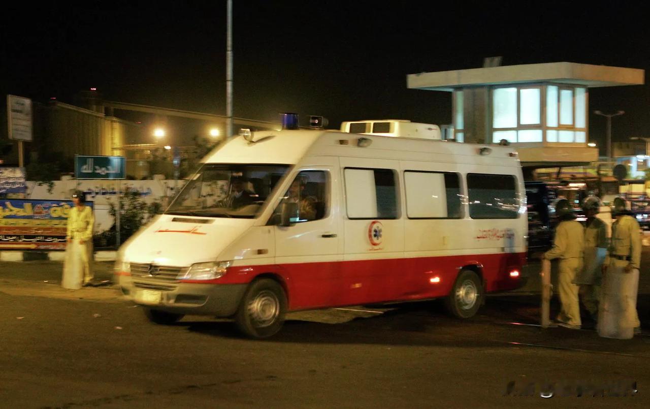 【在埃及，一栋住宅楼倒塌，造成8人死亡、15人受伤】
开罗时间2025年12月2