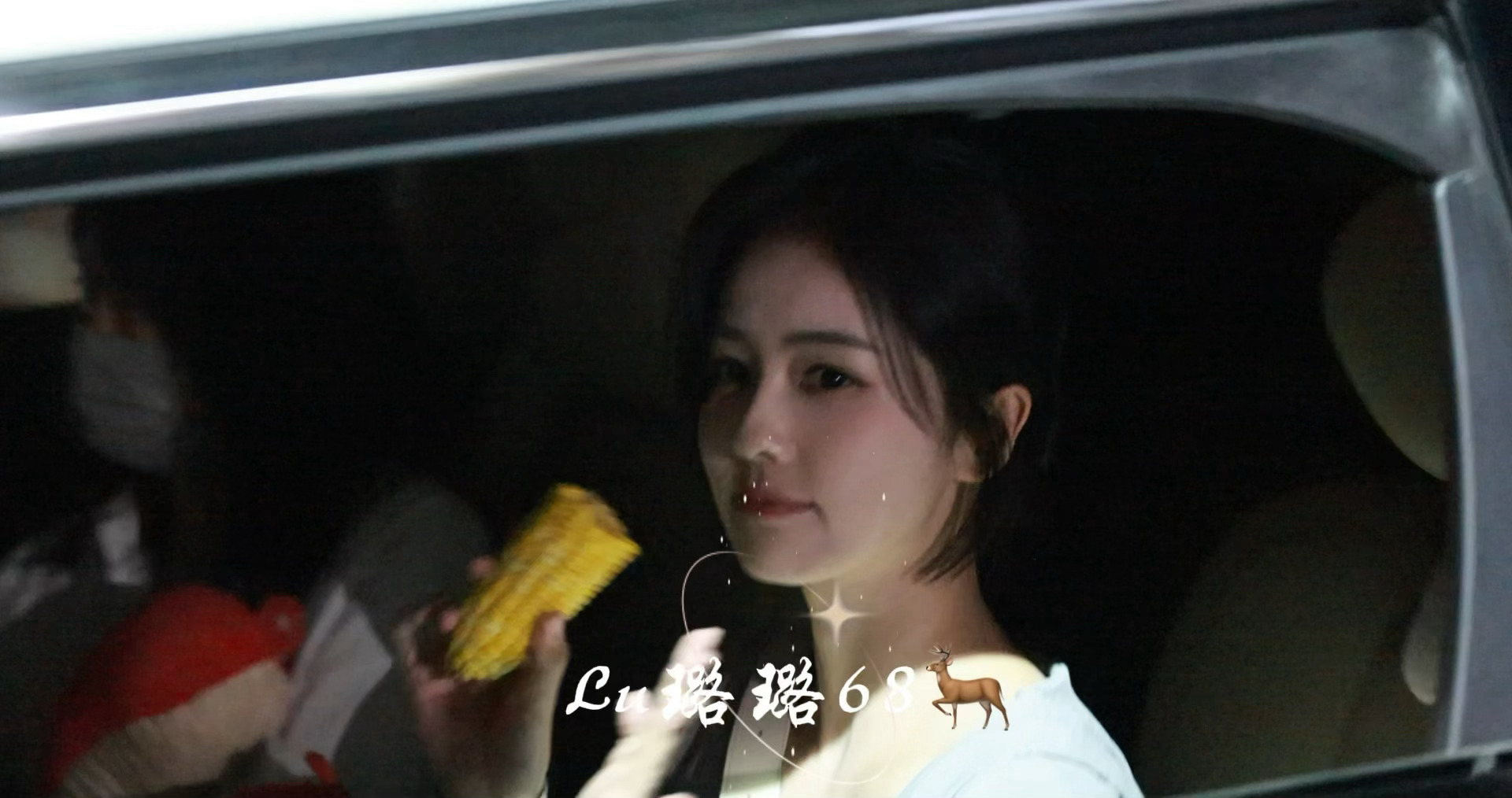 头发还扎起来了