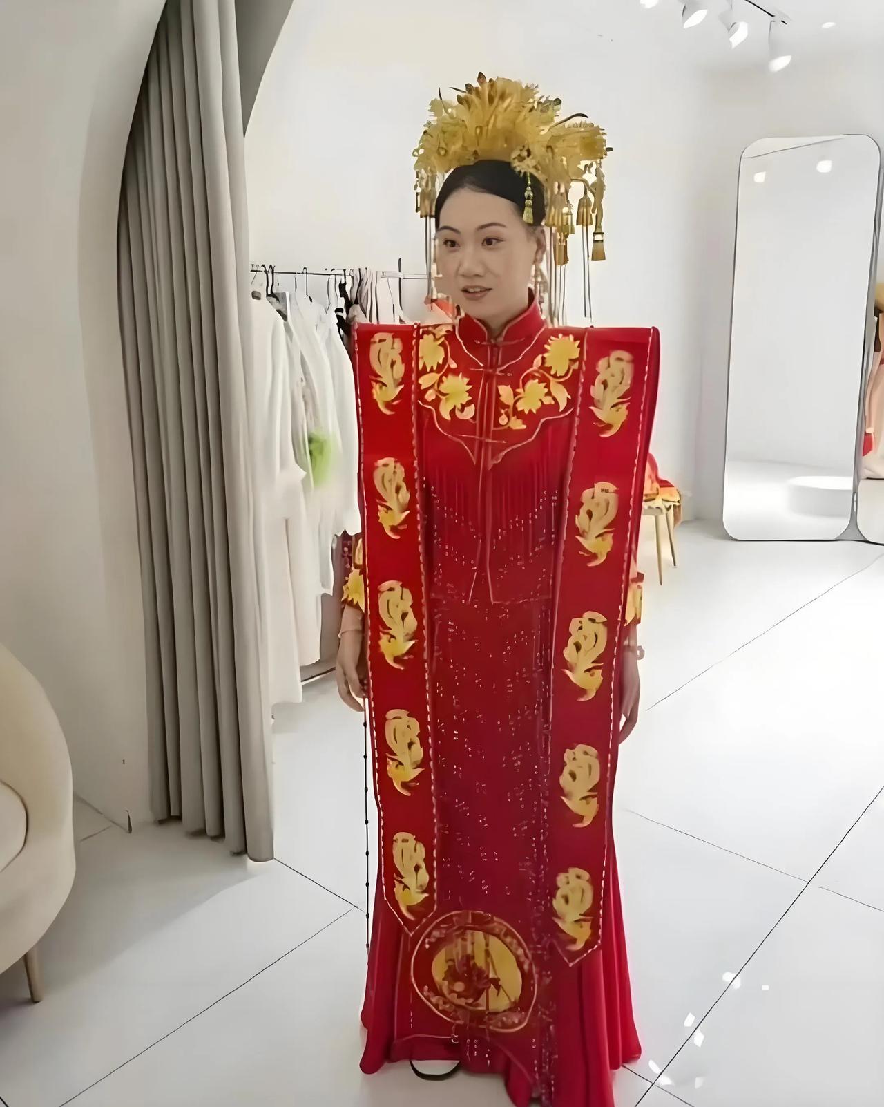 女友挑选的嫁衣真美，婚礼那天定会惊艳全场！