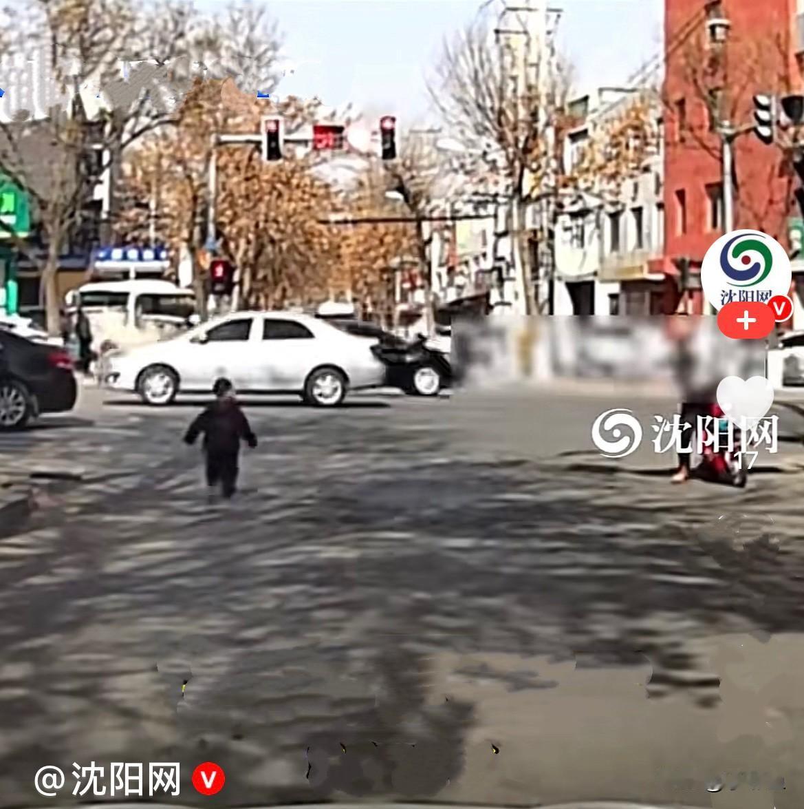 过年期间，一天辽宁沈阳一街道上出现了一个赤脚的小孩跑到了马路上，满先生正走在路上