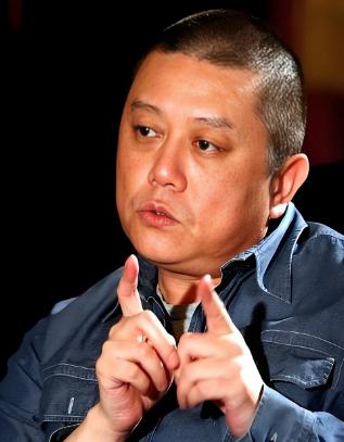 王朔说：“凡是在你面前出言不逊的人，说话让你极度难受的人，这不是他性格直，也不是