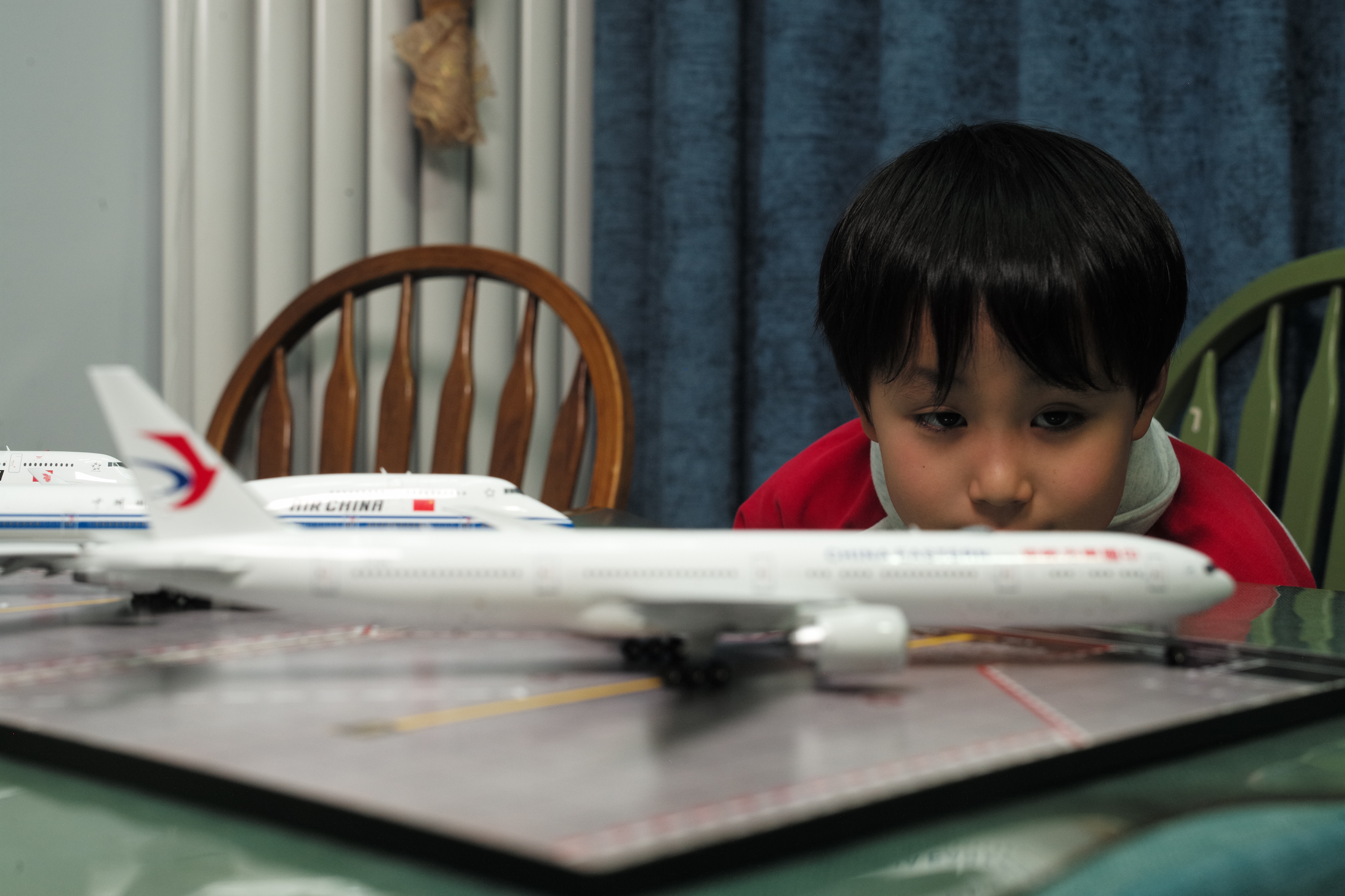 1:200的客机模型还是有点大，小一点的桌子摆不了几架就摆不下了，我小时候要是有