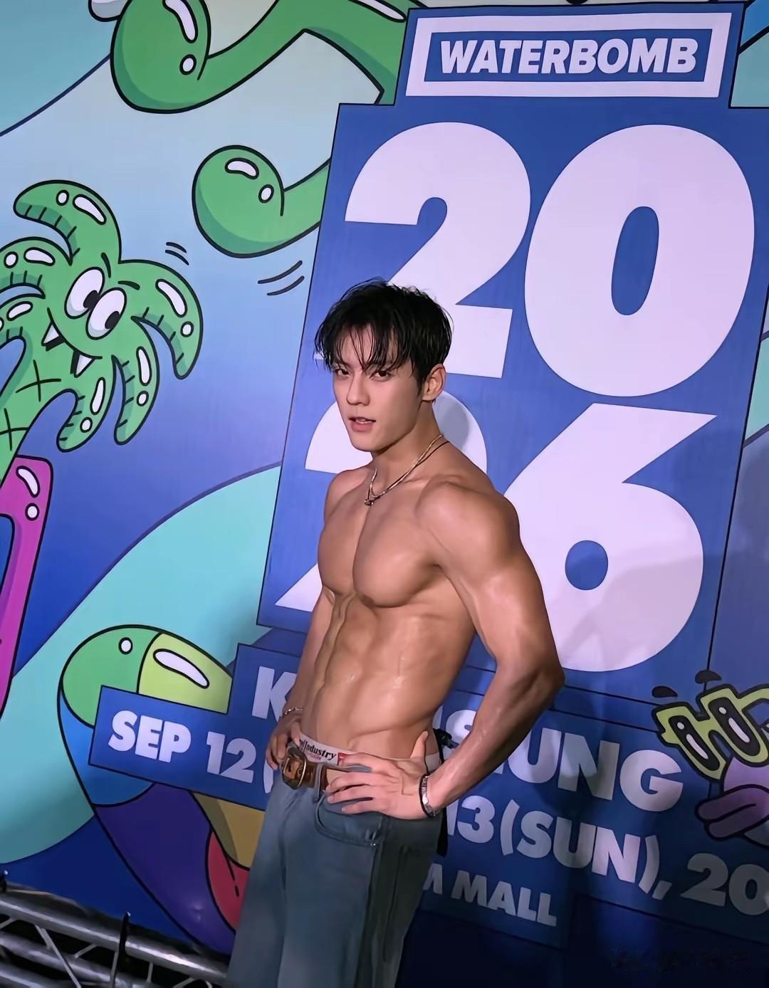 精神小伙儿我又满血复活了
兄弟们使劲儿给我顶上去啊
腹肌 长得帅又有八块腹肌是怎