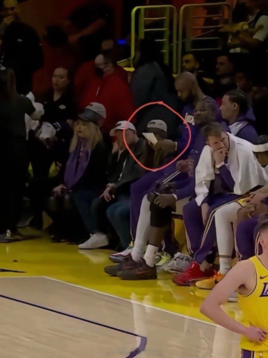 真在乎啊…老詹末节被换下之后还确认了一遍得分詹姆斯延续得分上双纪录