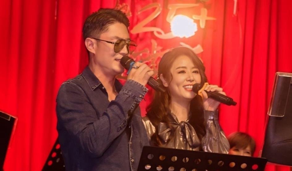林心如50岁生日派对霍建华献唱，他好喜欢锁喉抱啊😅 