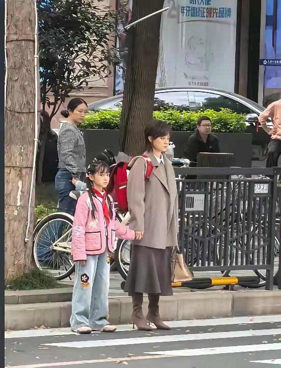 孙俪女儿简直和她共用一张脸，不得不说基因真强大 