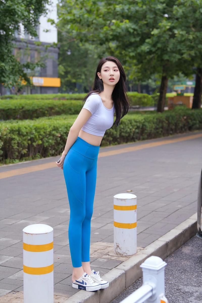 · 找对“舞台”比人美更重要：拒绝平庸背景，寻找颜色对比（红墙配蓝衣）、光影切割