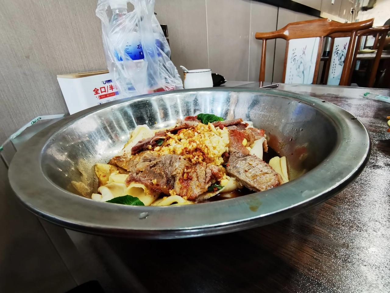 青岛市西海岸国家级开发区，有一家陕晋面馆，我们三人点了3盆陕西油颇面，其面盆之大