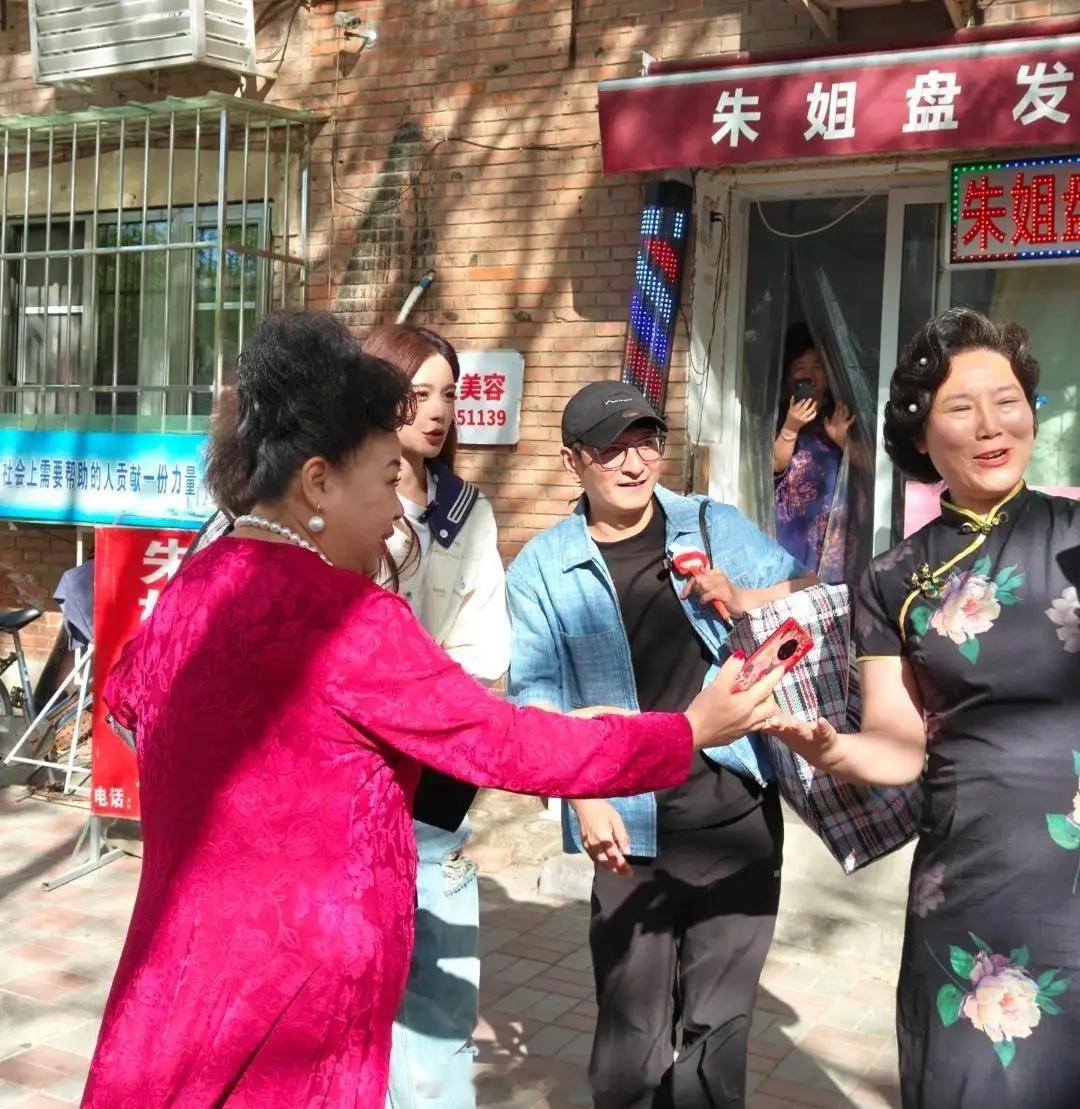 李维嘉和沈梦辰在天津街头被偶遇，他们都打扮休闲朴实，两人背着蛇皮袋，看起来很接地