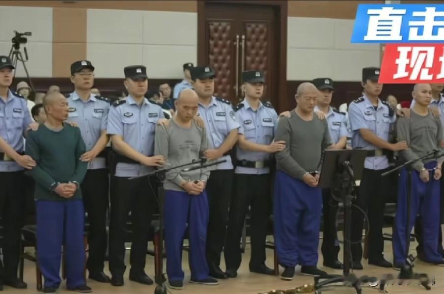 4人有3人当庭翻供，他们的辩护律师功不可没啊！这之前一定是有律师跟他们沟通过，否