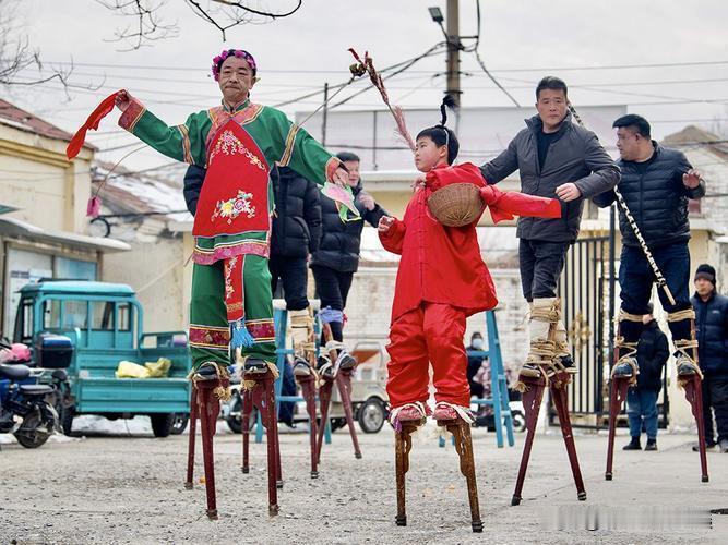 大年初三，白鹿原影视城洋溢着浓浓的年味。在这喜庆的氛围中，一位10岁男孩脚踩1.