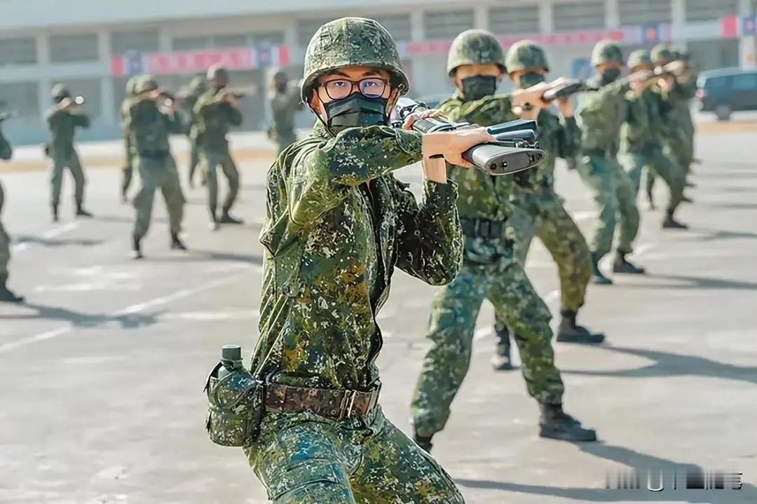 目前台湾最尴尬的群体当属“台军”了。

如果“和平统一”还好，“台军”还能得到国