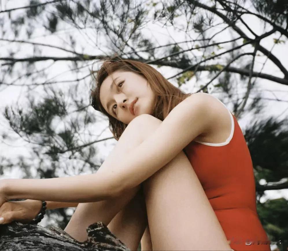 《李兰迪泳装照刷屏：当红小花为何转型"野生系"？》
 
李兰迪最新泳装写真引爆热